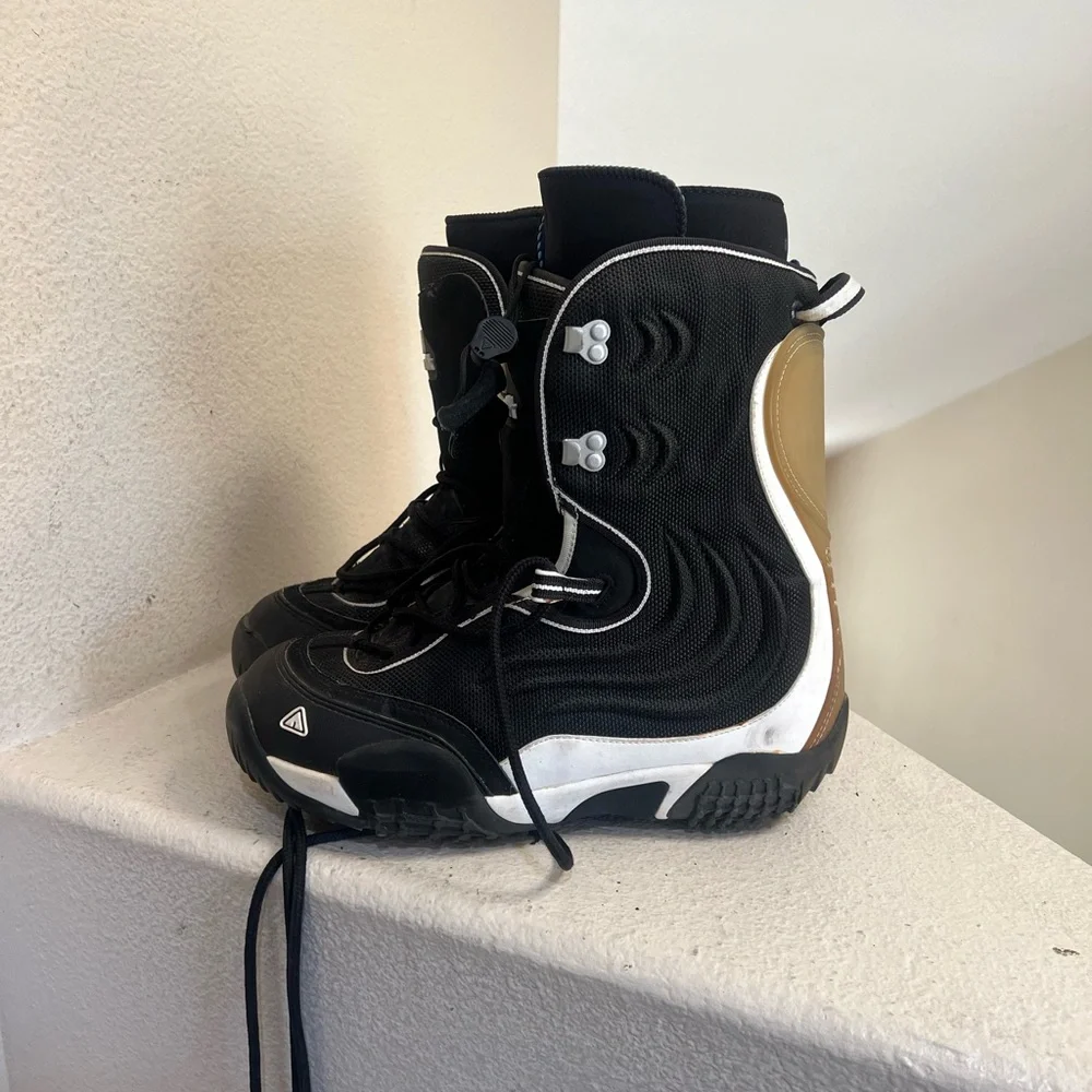 AIRWALK SNOWBOARD BOOTS, Black, Unisex Men size 11 Women size 12